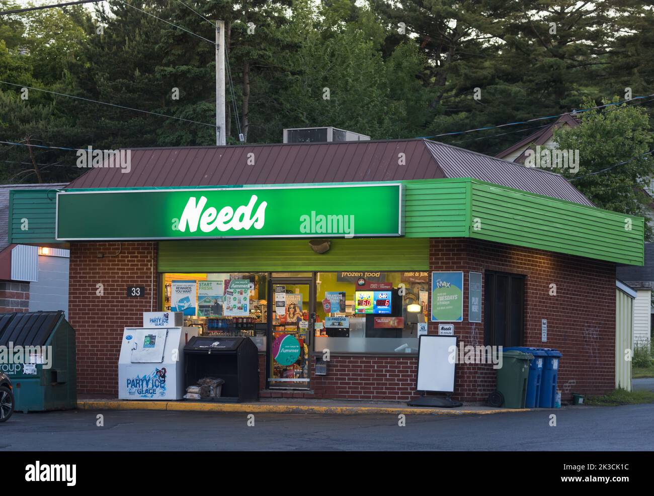 Serve un minimarket presso la stazione di servizio di Irving. La catena di negozi di proprietà di Sobeys è aperta 24 ore su 24 e sono presenti. HALIFAX, NOVA SCOTIA, CANADA - AGOSTO 2022 Foto Stock