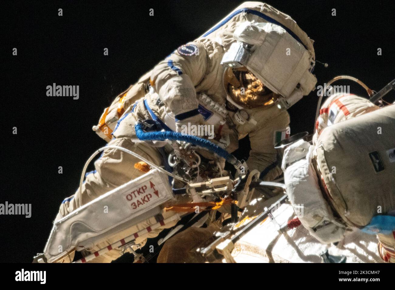 ISS - 21 luglio 2022 - l'astronauta Samantha Cristoforetti dell'ESA (Agenzia spaziale europea) lavora al di fuori del modulo di laboratorio multiuso Nauka sull'Int Foto Stock