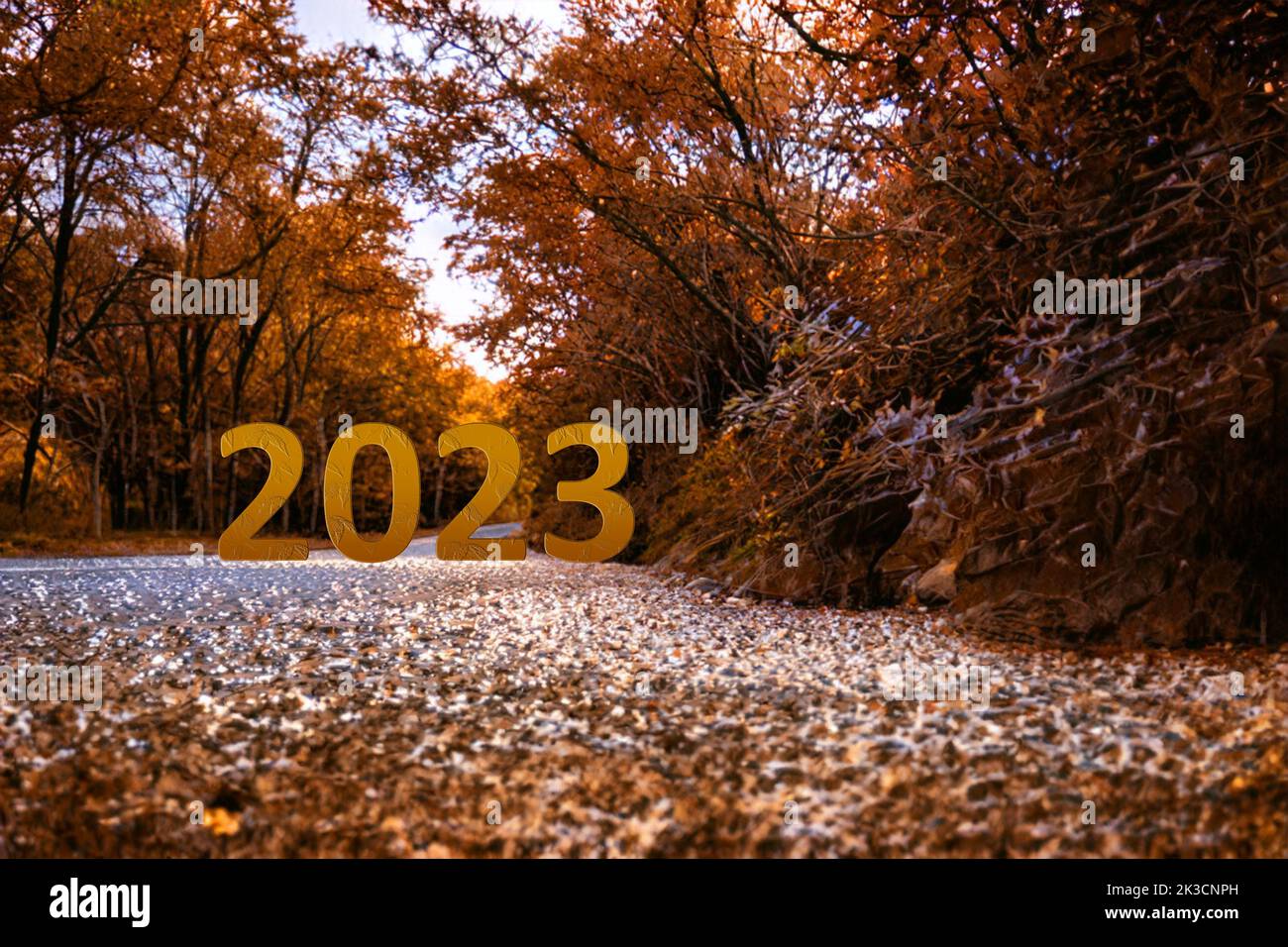 Il buon 2023° anniversario sta per arrivare. Transizione dal 2022 al nuovo anno 2023 concetto, testo su strada. Foto per banner di siti Web, post di social media. Foto Stock