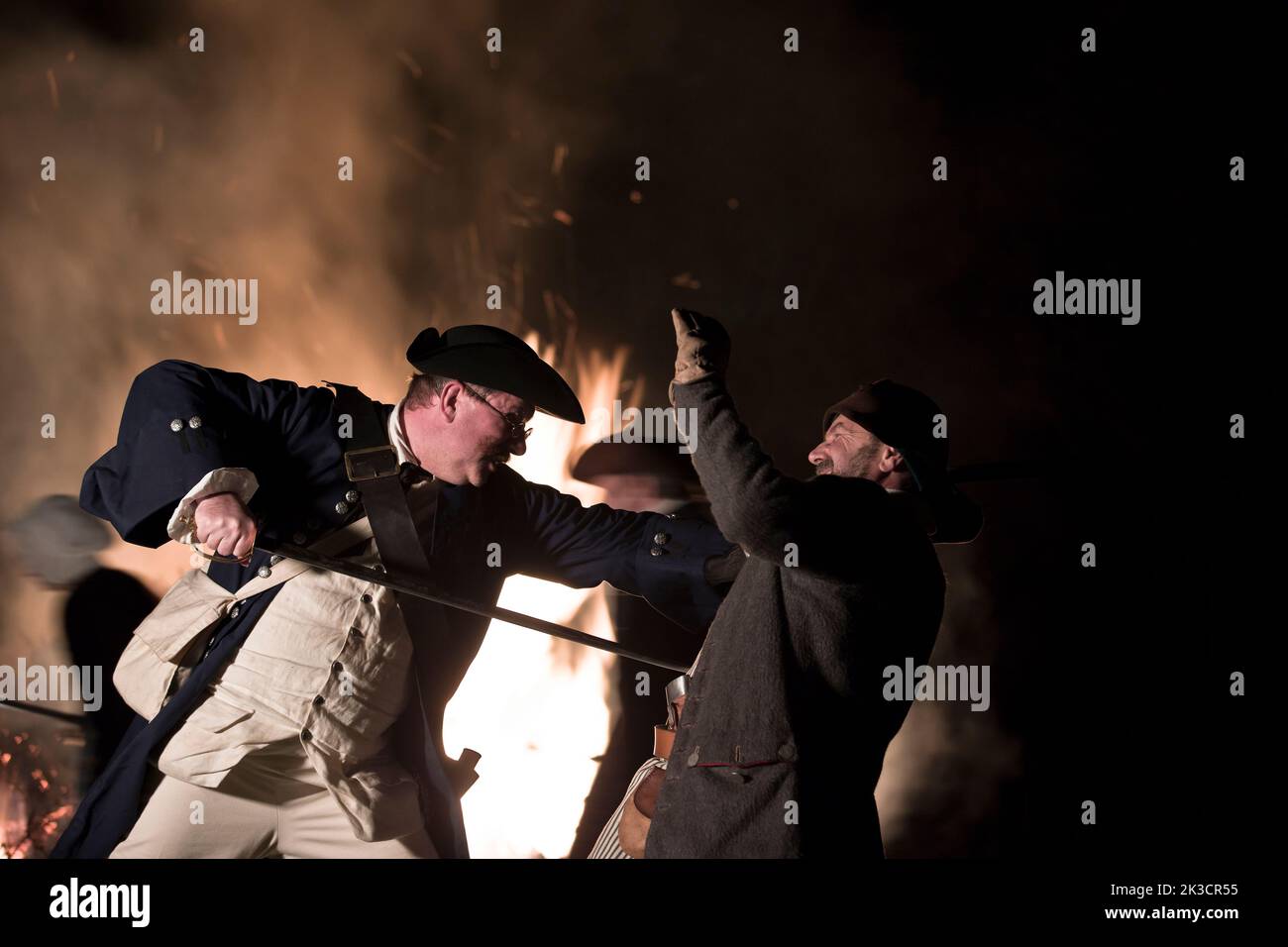 Interpretazione del 17th o 18th ° secolo ufficiale navale inglese che si falla di pirati razzianti Foto Stock