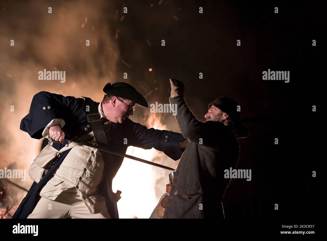 Interpretazione del 17th o 18th ° secolo ufficiale navale inglese che si falla di pirati razzianti Foto Stock