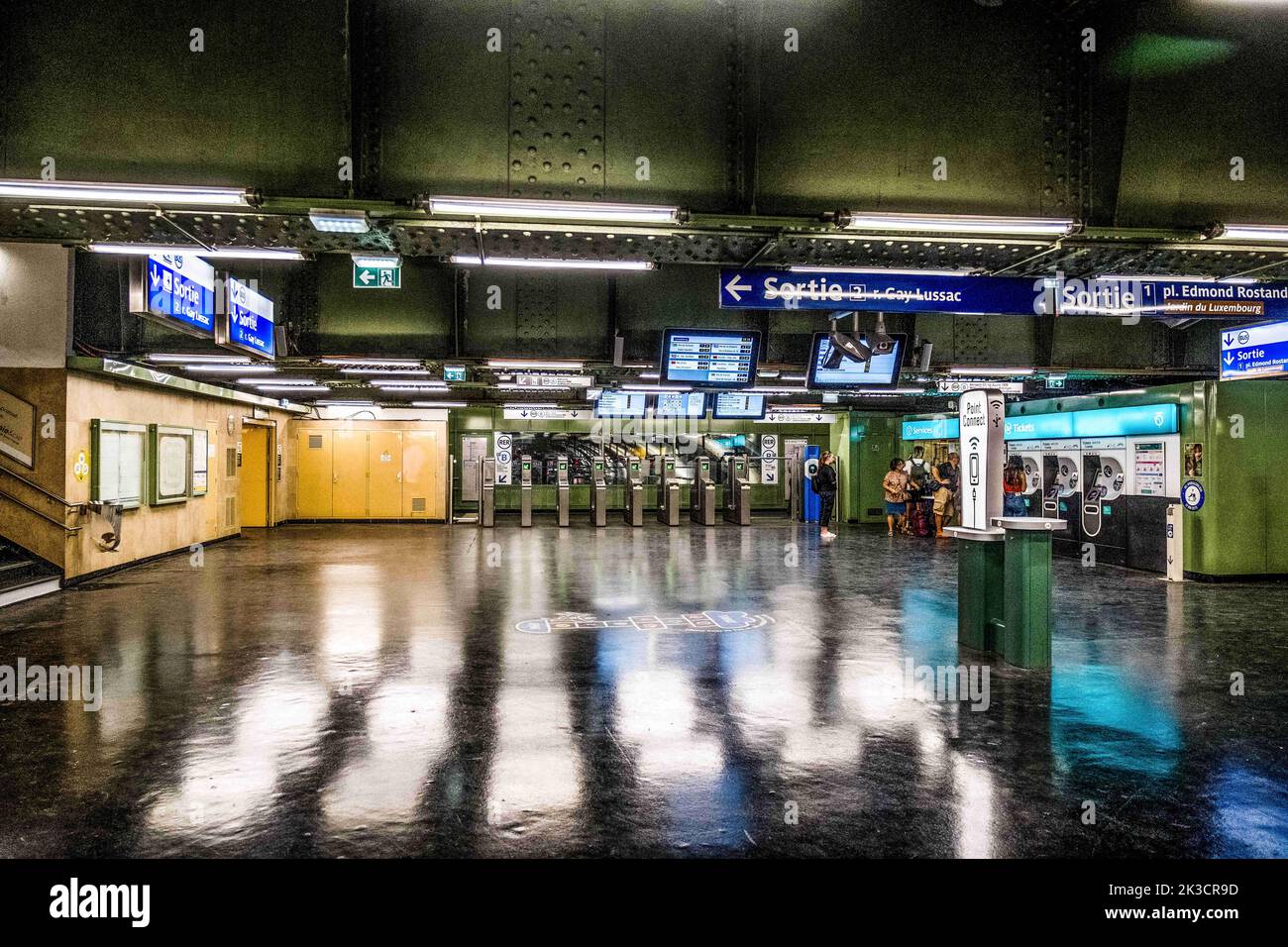 Dopo anni di lavoro, due corridoi della stazione di Auber sono stati completamente rinnovati e decorati. Dal 2019, i lavori hanno permesso di impermeabilizzare completamente la stazione, e di ristrutturare completamente pavimenti, pareti e soffitti, con l'installazione di 9 milioni di tavolette di smalto. Tutte le attrezzature tecniche sono state completamente rinnovate. RATP ha sostituito sette delle scale mobili più grandi della rete e quattro passerelle mobili lunghe 75 metri. Parigi, Francia, il 2022 agosto. Foto di Pierrick Villette/ABACAPRESS.COM Foto Stock