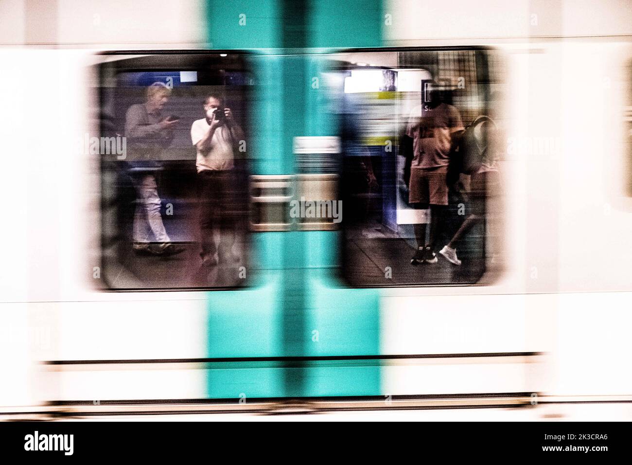 Illustrazioni della metropolitana, RER. I treni vengono ridecorati a Parigi, in Francia, il 2022 agosto. Foto di Pierrick Villette/ABACAPRESS.COM Foto Stock