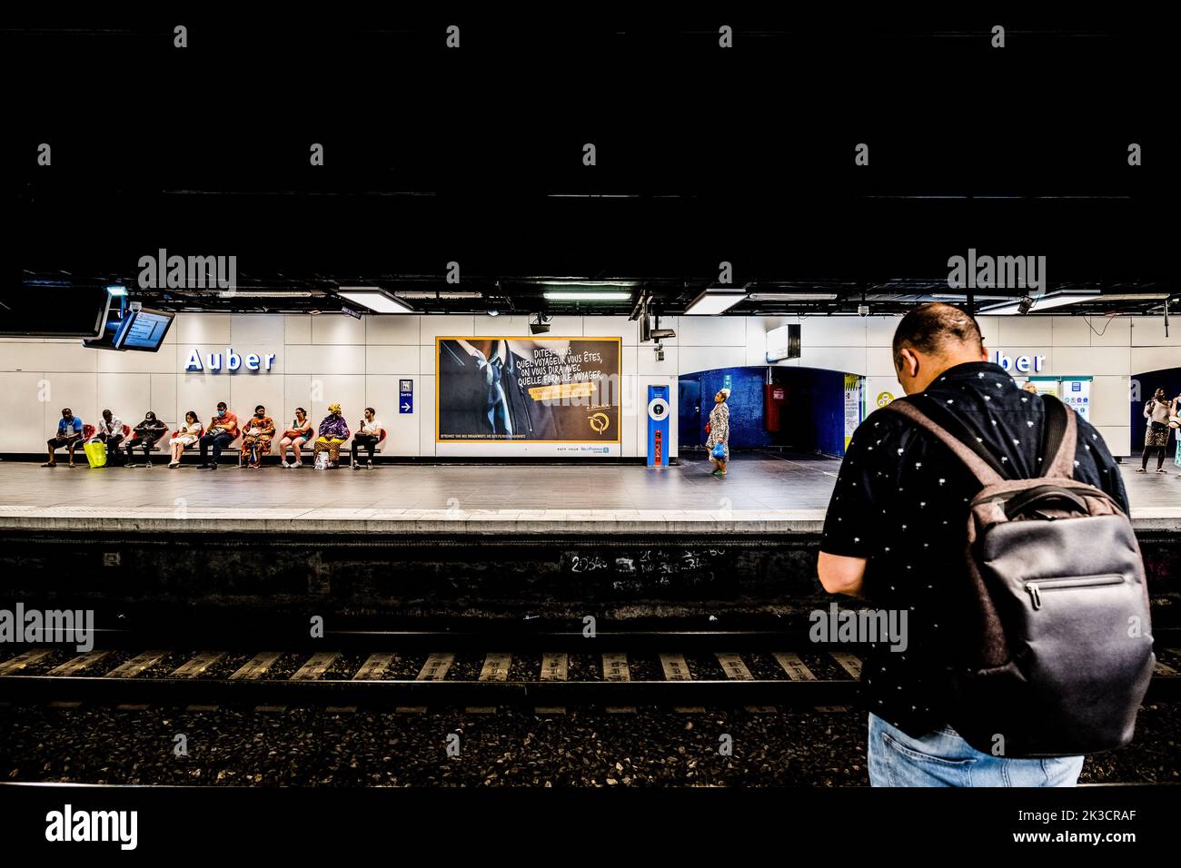 Dopo anni di lavoro, due corridoi della stazione di Auber sono stati completamente rinnovati e decorati. Dal 2019, i lavori hanno permesso di impermeabilizzare completamente la stazione, e di ristrutturare completamente pavimenti, pareti e soffitti, con l'installazione di 9 milioni di tavolette di smalto. Tutte le attrezzature tecniche sono state completamente rinnovate. RATP ha sostituito sette delle scale mobili più grandi della rete e quattro passerelle mobili lunghe 75 metri. Parigi, Francia, il 2022 agosto. Foto di Pierrick Villette/ABACAPRESS.COM Foto Stock