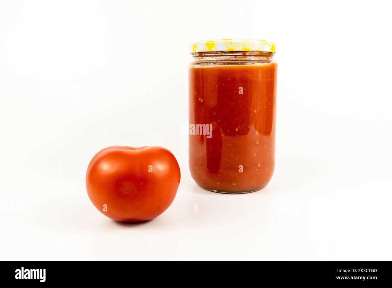 Salsa di pomodoro in vaso. Salsa di pomodoro fatta in casa idea di concetto di processo su sfondo bianco Foto Stock