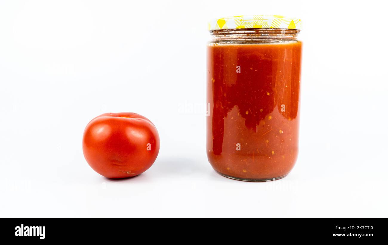 Salsa di pomodoro in vaso. Salsa di pomodoro fatta in casa idea di concetto di processo su sfondo bianco Foto Stock