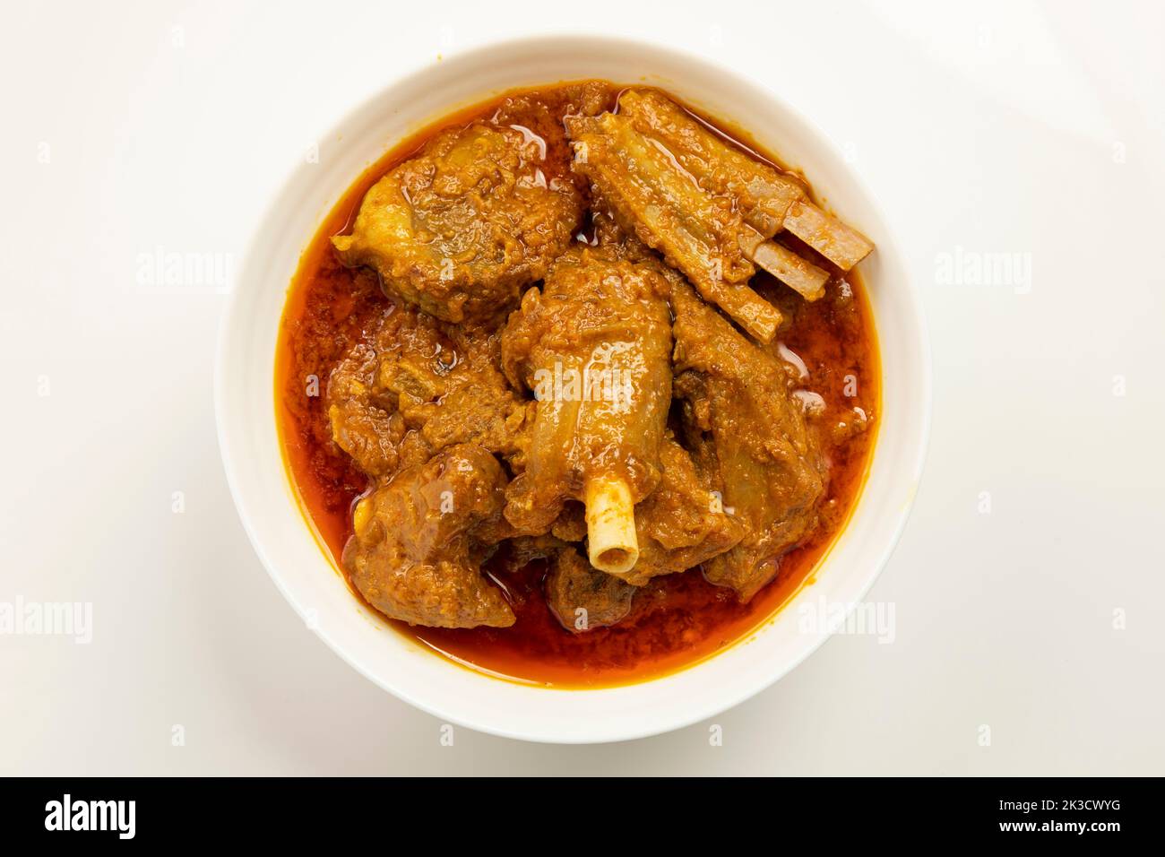 Curry di montone isolato su sfondo bianco Foto Stock
