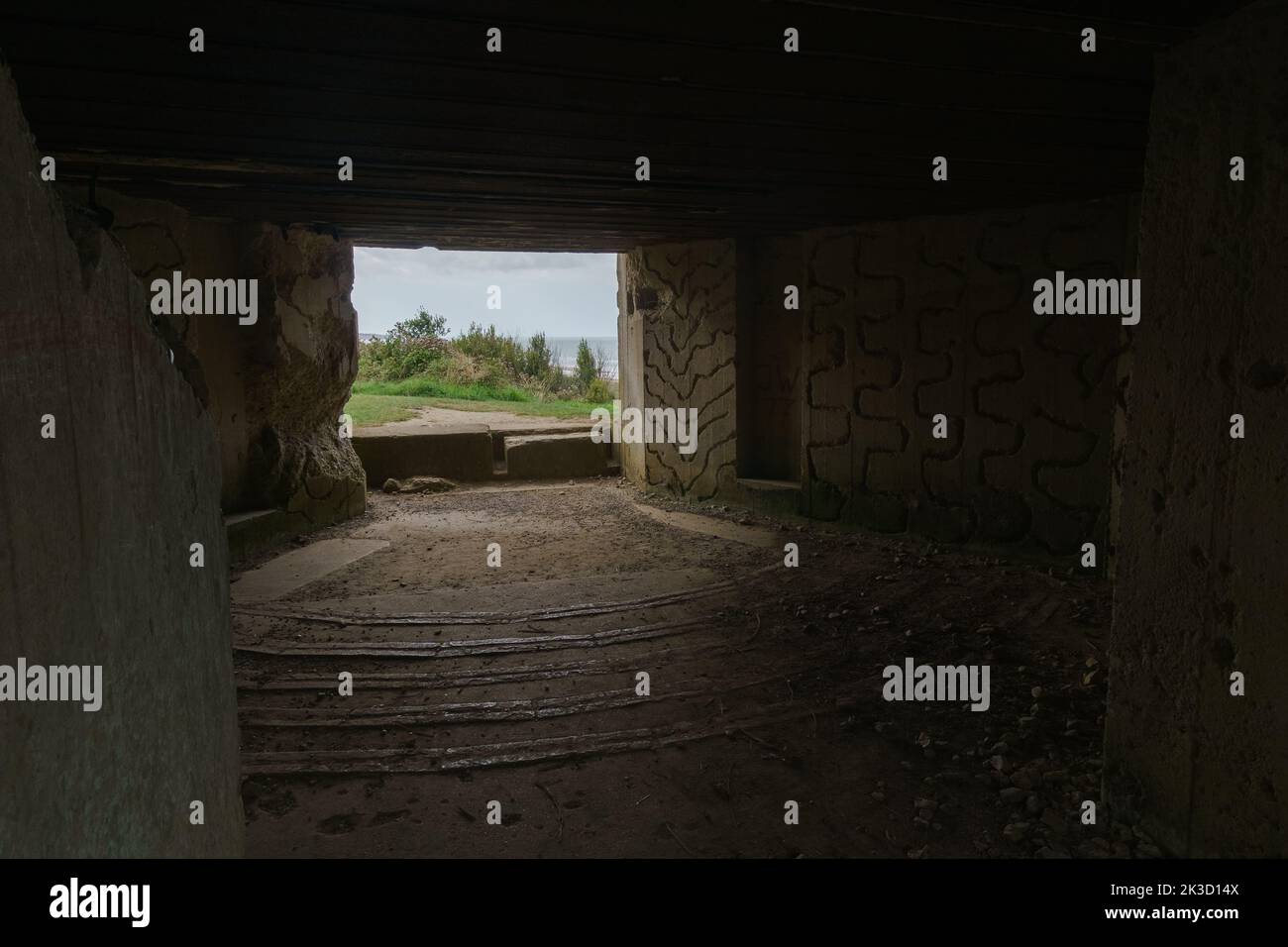 All'interno di un bunker tedesco vuoto della seconda guerra mondiale, resti del Muro Atlantico a Omaha Beach, Normandia, Francia Foto Stock