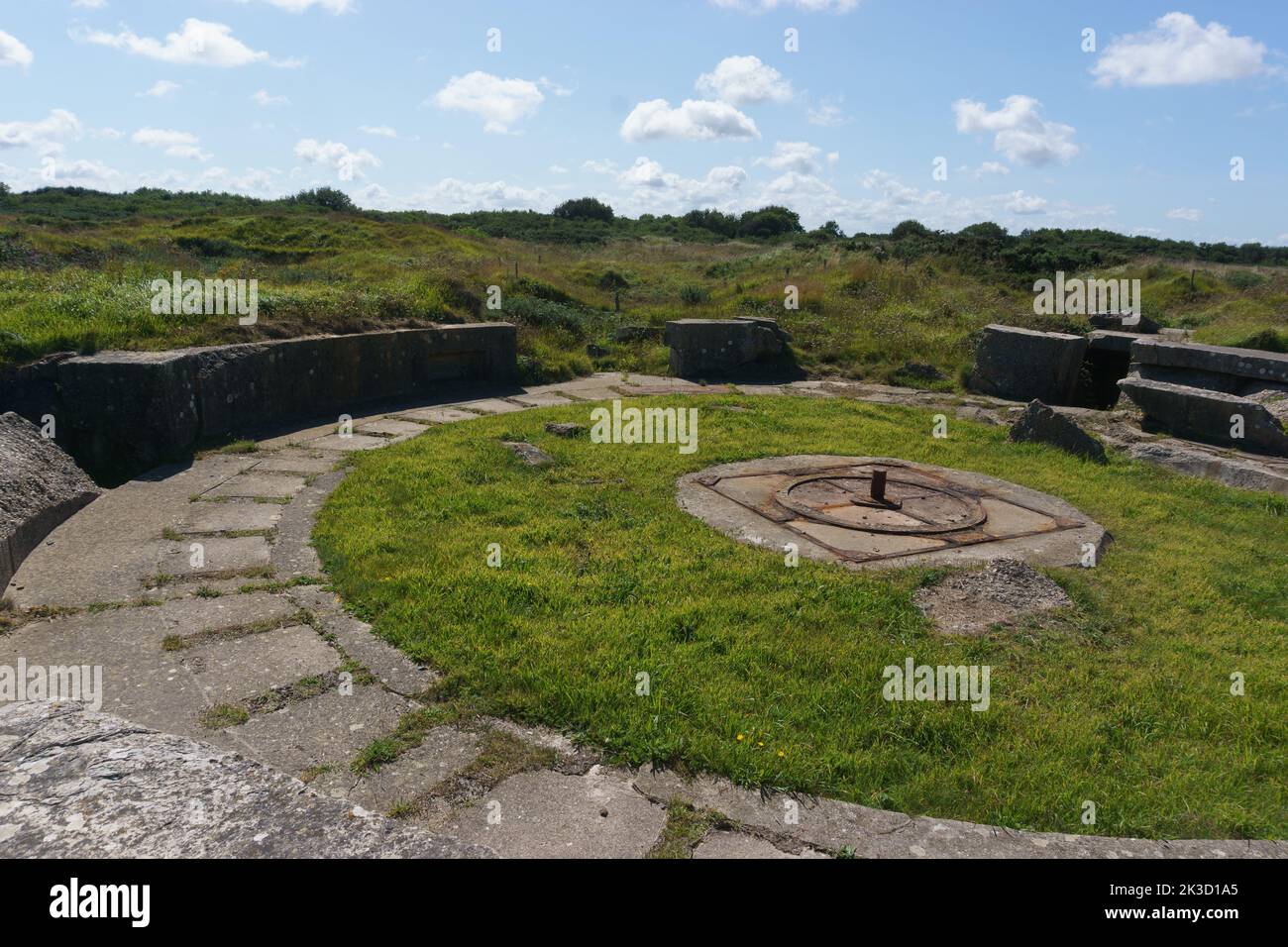 Vecchia posizione batteria artiglieria con bunker tedeschi e trincea in cemento a Pointe du Hoc, Cricqueville-en-Bessin, Normandia, Francia Foto Stock