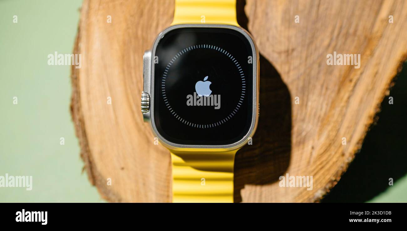 Londra, Regno Unito - 23 settembre 2022: Logo Apple Computers durante la configurazione nuovo titanio Apple Watch Ultra progettato per attività estreme come sport di resistenza, atleti d'élite, trailblazing, avventura Foto Stock