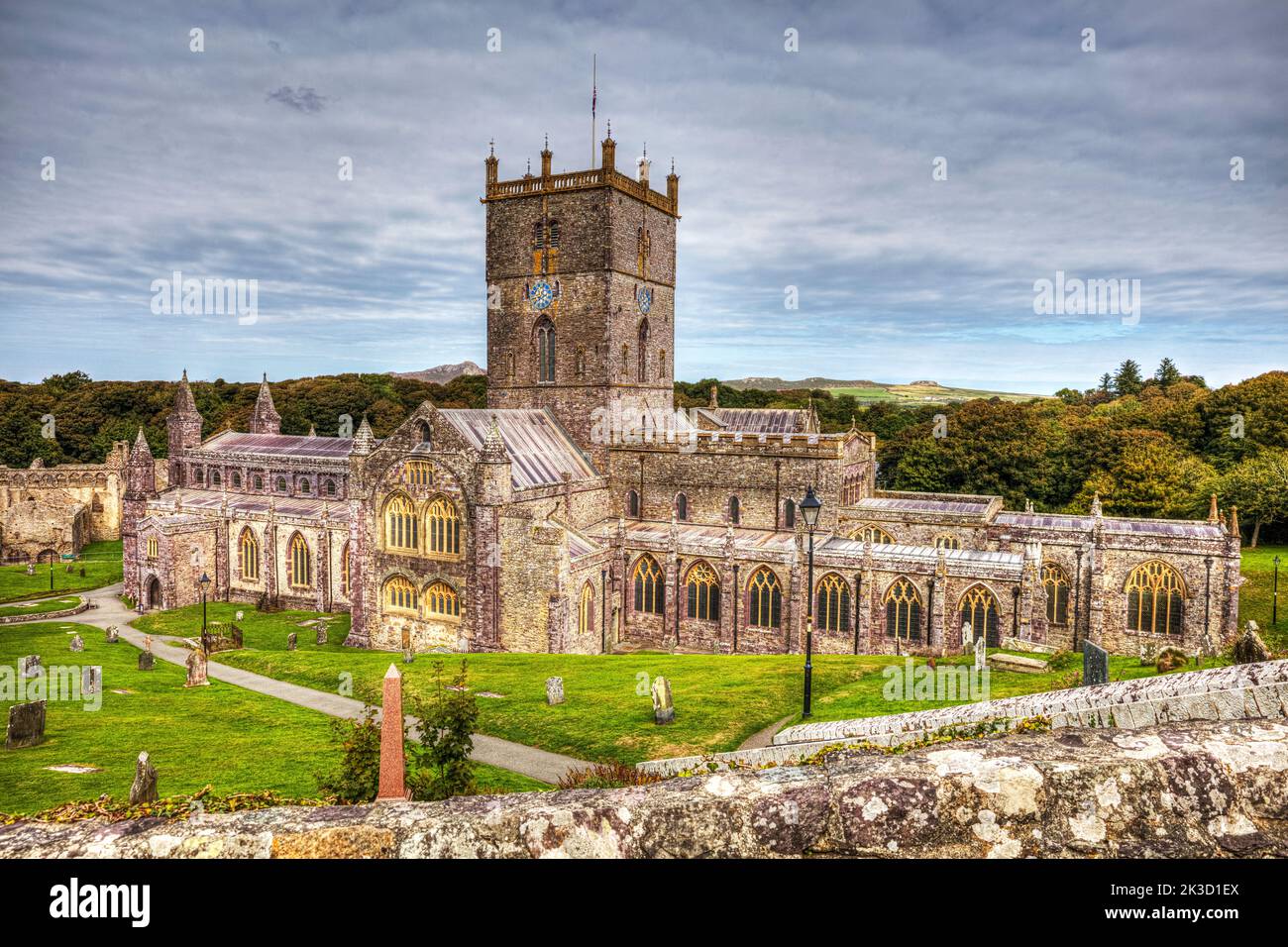 St Davids Cathedral, Pembrokeshire, Wales St Davids Cathedral (in gallese: Eglwys Gadeiriol Tyddewi) si trova a St Davids, la città più piccola della Gran Bretagna, in Foto Stock