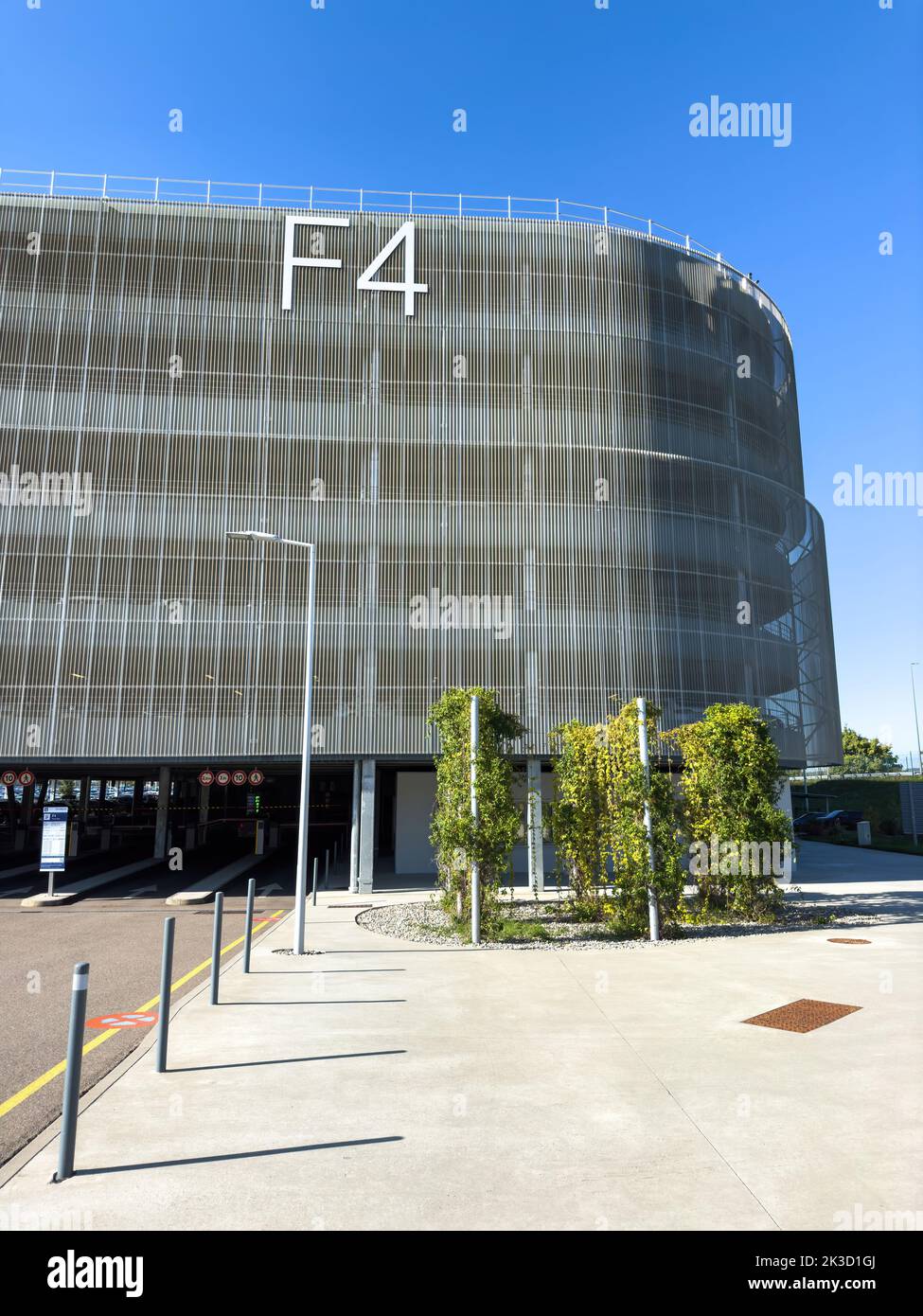 Basilea, Svizzera - 22 settembre 2022: Vista dalla strada di edificio moderno di F4 parcheggio presso l'EuroAirport - Basilea Mulhouse Friburgo aeroporto con grande F4 segno sulla facciata con auto Jeep in auto Foto Stock