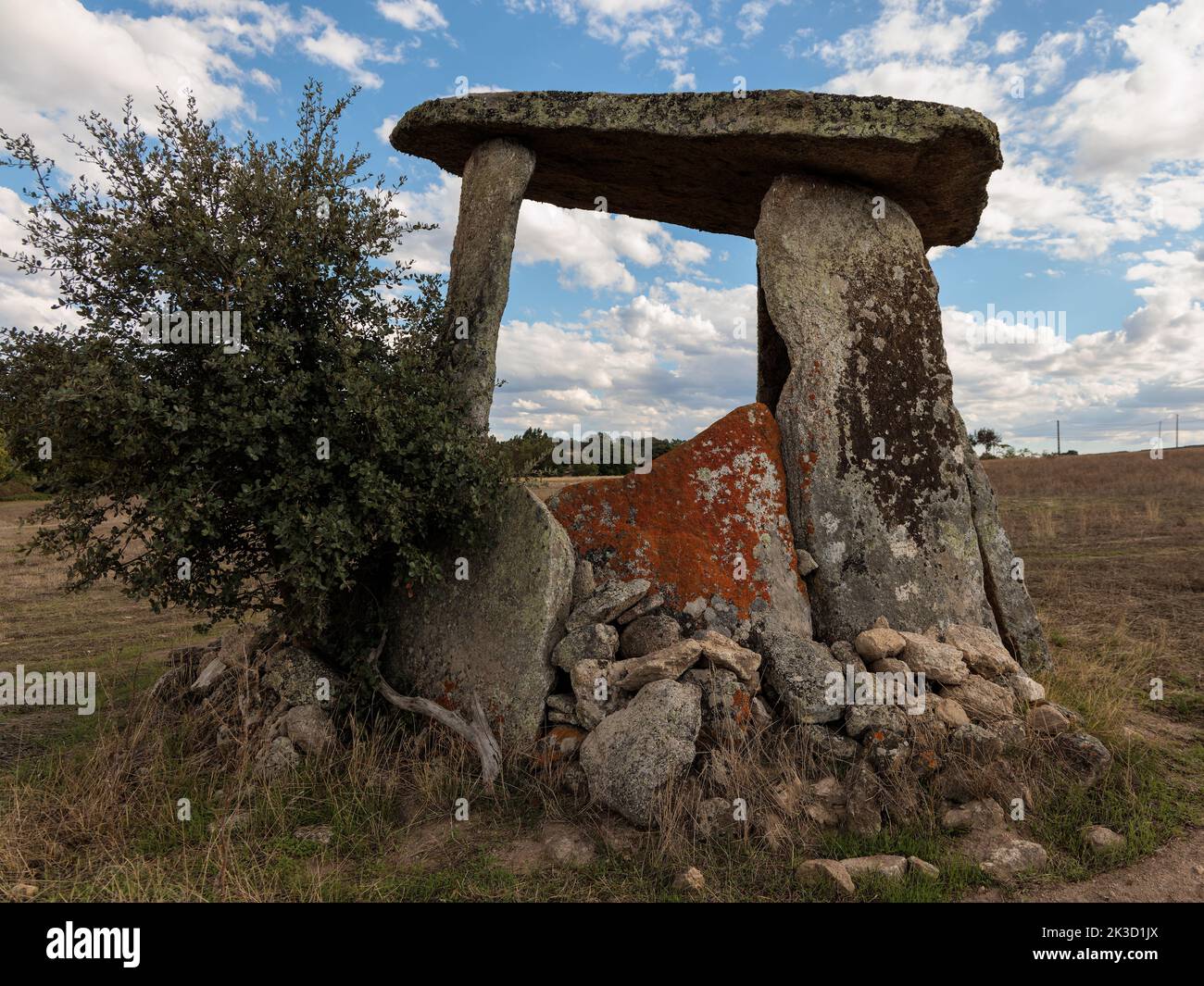 Antico dolmen preistorico. Anta da Melrisca vicino a Castelo de vide. Portogallo. Foto Stock