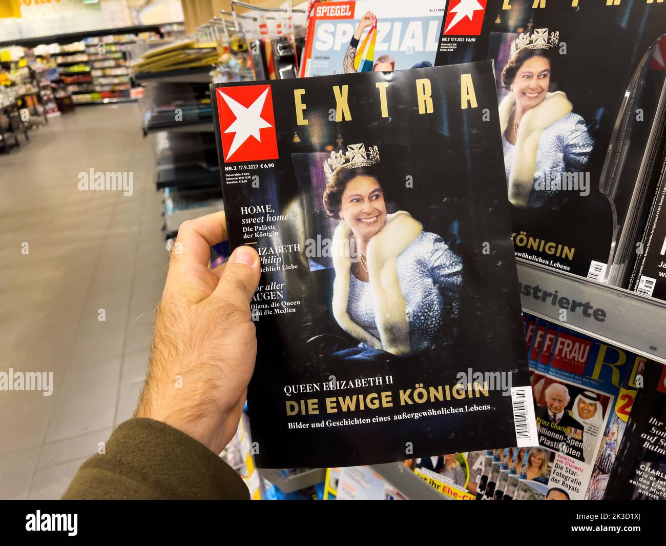 Francoforte, Germania - 17 settembre 2022: Die Stern rivista nazionale con foto di copertina Regina Elisabetta II e titolo il titolo principale eterno Regina con ritratto di sua Maestà tributo internazionale Foto Stock