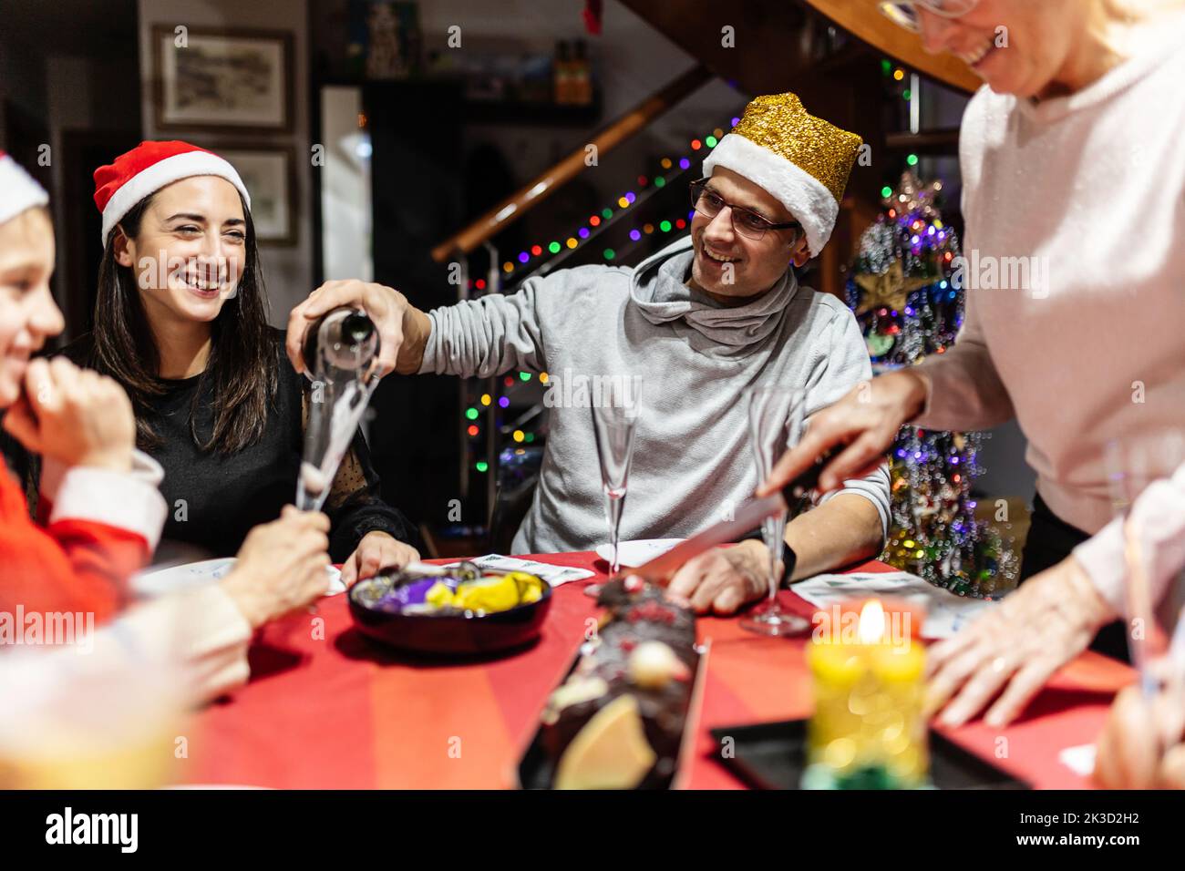 Allegra famiglia multi generazionale a Babbo Natale che celebra il natale Foto Stock