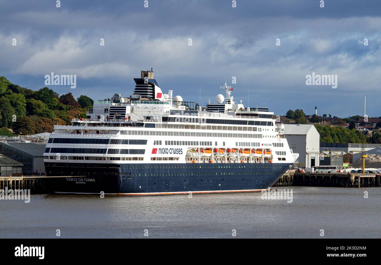 Dundee, Tayside, Scozia, Regno Unito. 26th Set, 2022. UK News: Nicko Cruises la nave da crociera Vasco da Gama Madeira è ormeggiata al porto di Dundee. Dopo una sosta notturna dall'Europa, la nave da crociera che trasporta 1.000 passeggeri partirà da Dundee più tardi nel pomeriggio. Nicko Cruises, una società tedesca, è arrivata nella città di Discovery all'inizio di domenica dopo la partenza da Aberdeen. La nave di 219 metri è in un viaggio di 11 giorni che si ferma a Kriel, Germania dopo aver visitato Copenaghen, Stavanger e Bergen. Credit: Dundee Photographics/Alamy Live News Foto Stock