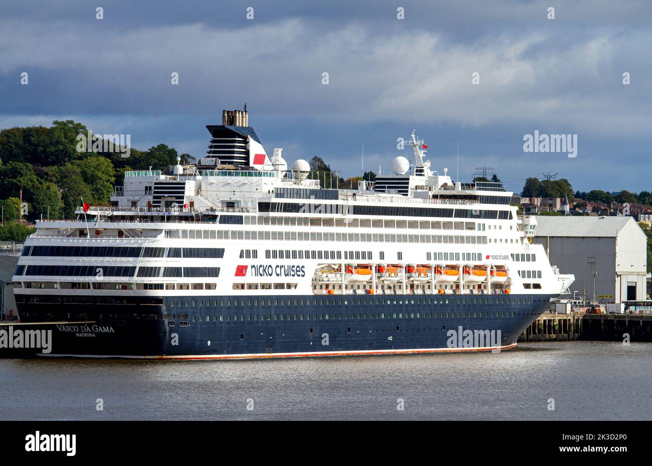 Dundee, Tayside, Scozia, Regno Unito. 26th Set, 2022. UK News: Nicko Cruises la nave da crociera Vasco da Gama Madeira è ormeggiata al porto di Dundee. Dopo una sosta notturna dall'Europa, la nave da crociera che trasporta 1.000 passeggeri partirà da Dundee più tardi nel pomeriggio. Nicko Cruises, una società tedesca, è arrivata nella città di Discovery all'inizio di domenica dopo la partenza da Aberdeen. La nave di 219 metri è in un viaggio di 11 giorni che si ferma a Kriel, Germania dopo aver visitato Copenaghen, Stavanger e Bergen. Credit: Dundee Photographics/Alamy Live News Foto Stock