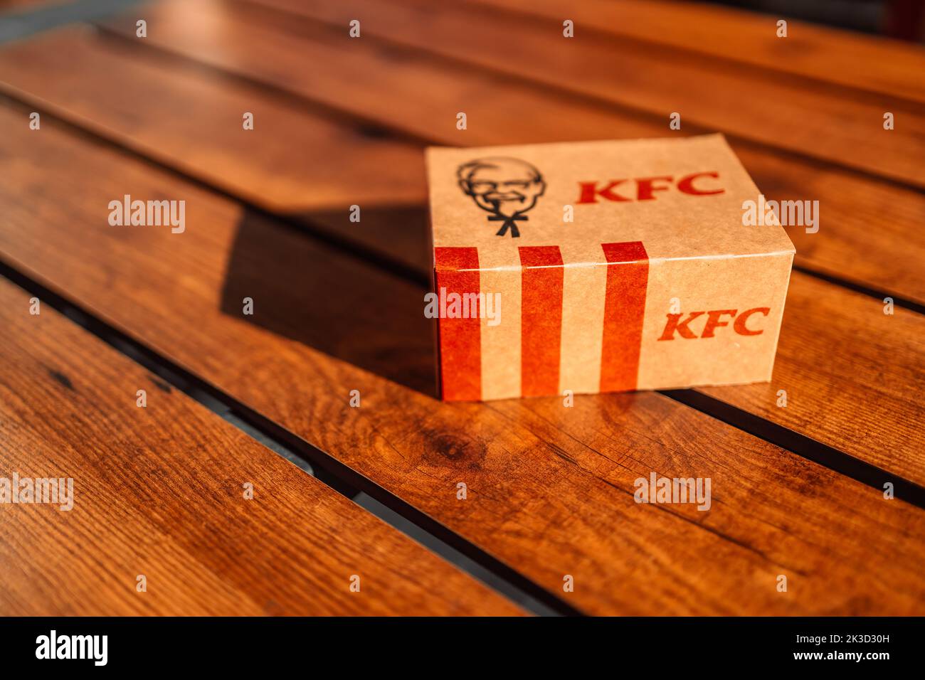 Cracovia, Polonia - 11 2022 settembre: Scatola di KFC Fried Chicken and Chili and Ketchup Sauce Foto Stock