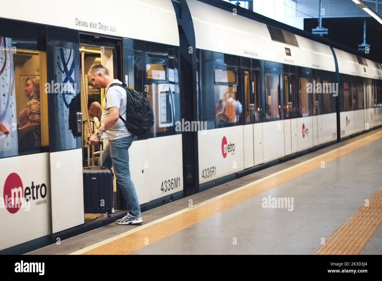 Valencia, Spagna - Settembre 10 2022: I passeggeri salendo su un treno della metropolitana con il sistema della metropolitana Foto Stock