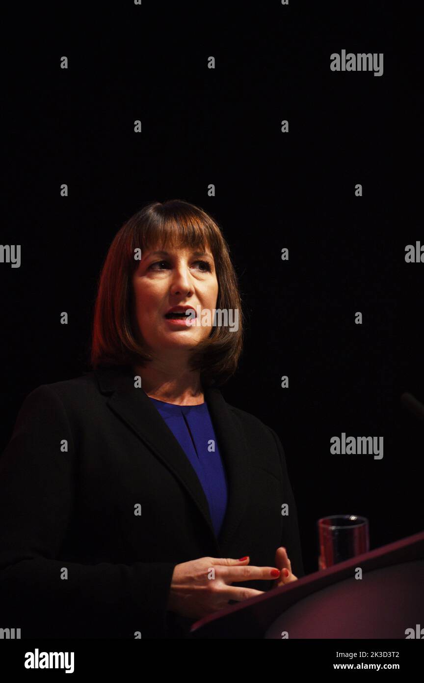 Liverpool, Regno Unito. 24th Set, 2022. Rachel Reeves, cancelliere ombra dello scacchiere del partito LABour che parla alla Conferenza sul lavoro di Liverpool. 2022 Credit: Della Batchelor/Alamy Live News Foto Stock