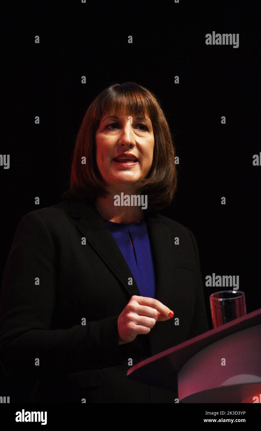 Liverpool, Regno Unito. 24th Set, 2022. Rachel Reeves, cancelliere ombra dello scacchiere del partito LABour che parla alla Conferenza sul lavoro di Liverpool. 2022 Credit: Della Batchelor/Alamy Live News Foto Stock