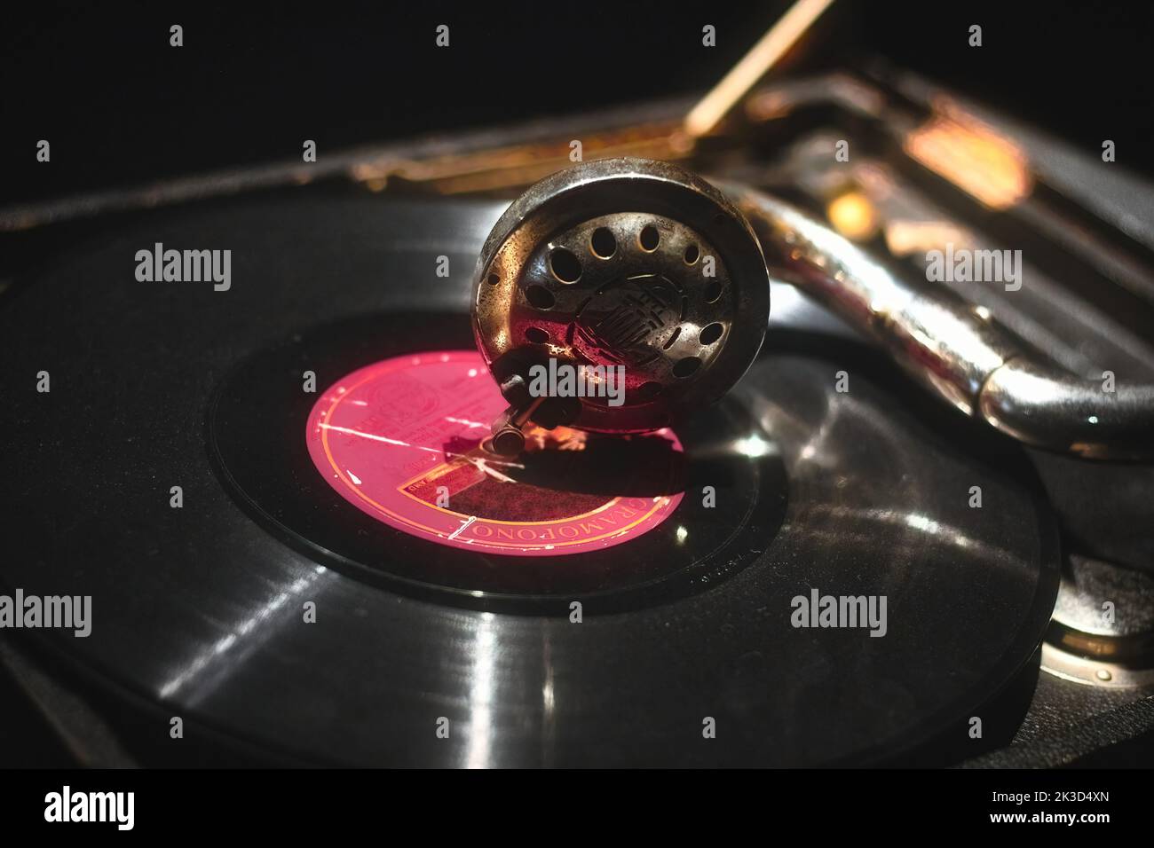 Primo piano di un ago del grammofono che riproduce un disco di musica vinilico Foto Stock