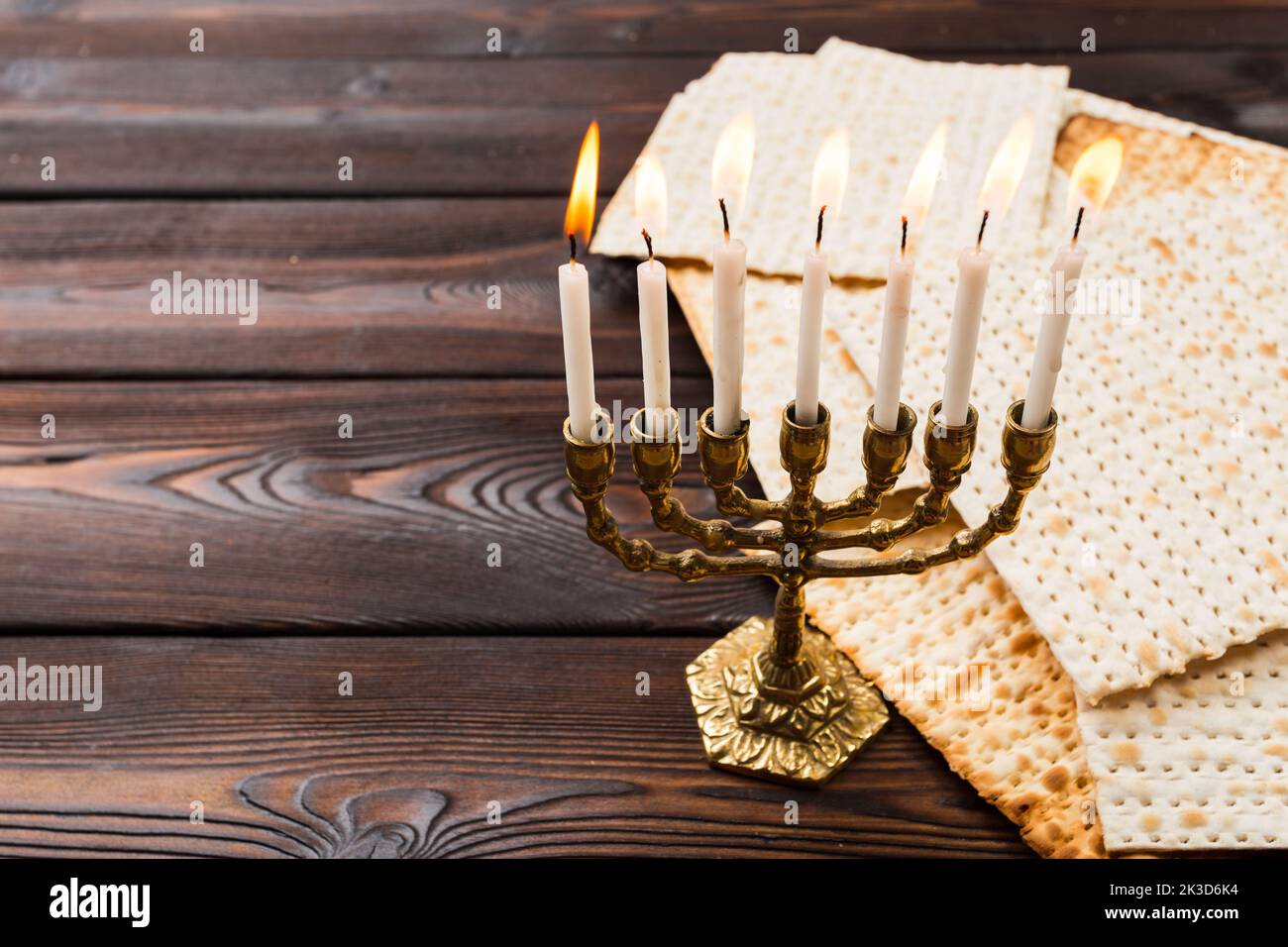 Festa ebraica della Pasqua design banner con vino, matzo su sfondo di legno. Foto Stock
