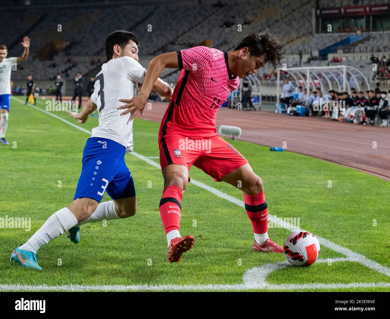 (220926) -- HWASEONG, 26 settembre 2022 (Xinhua) -- la Corea del Sud ha un Jae-jun (R) vies per la palla durante una partita internazionale amichevole del U23 tra la Corea del Sud e l'Uzbekistan in Hwaseong, provincia di Gyeonggi, Corea del Sud, 26 settembre 2022. (Foto di James Lee/Xinhua) Foto Stock