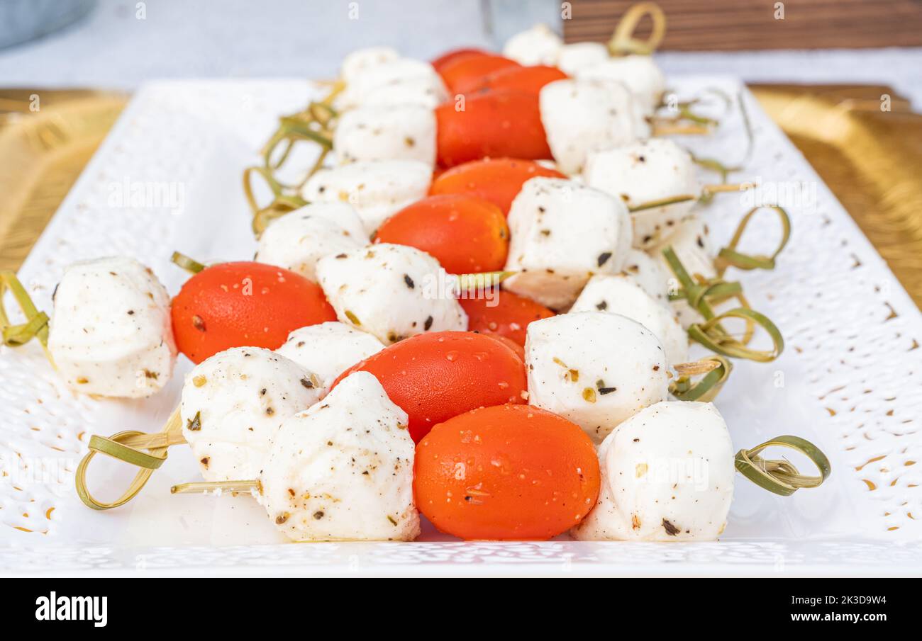 Spiedini caprese di mozzarella con pomodoro e basilico. Foto Stock