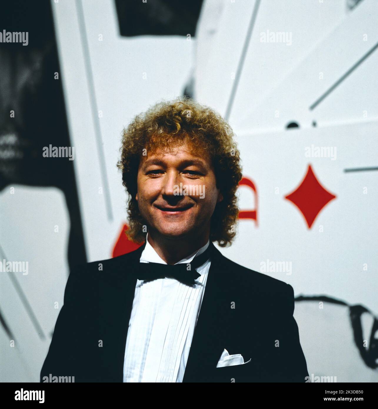 Kurt Stadel, deutscher Stimmenimitator, er imitiert viele berühmte Sänger, Portrait, Deutschland, circa 1988. Kurt Stadel, imitatore della voce tedesca, imita molti cantanti famosi, ritratto, Germania, circa 1988. Foto Stock Kurt Stadel, deutscher Stimmenimitator, er imitiert viele berühmte Sänger, Portrait, Deutschland, circa 1988. Kurt Stadel, imitatore della voce tedesca, imita molti cantanti famosi, ritratto, Germania, circa 1988. Foto Stock