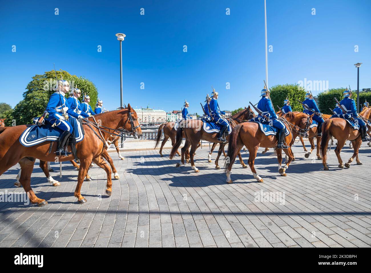 Stoccolma, Svezia, agosto 26 2022: Cavalleria delle Guardie reali svedesi che si sposano attraverso Stoccolma Street. Le unità della Guardia reale hanno continuamente gua Foto Stock