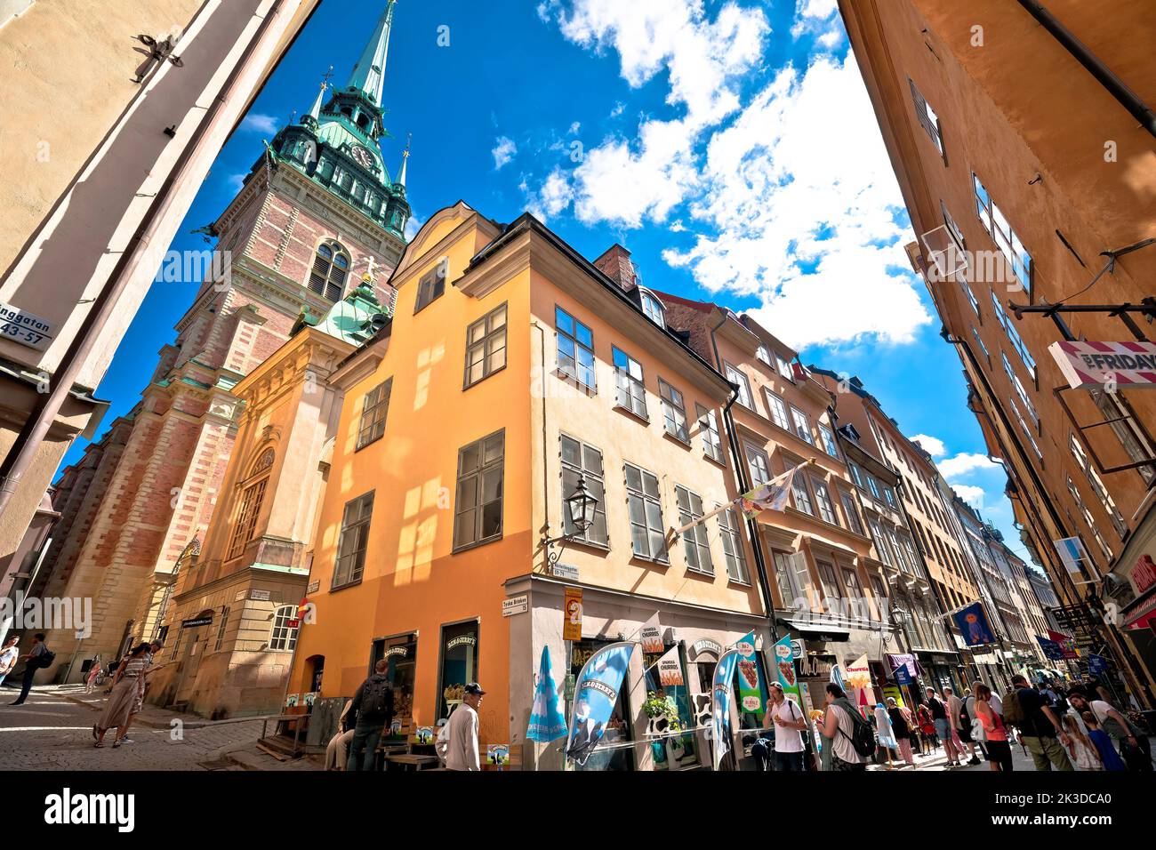 Stoccolma, Svezia, 26 2022 agosto: Trafficata strada turistica della città vecchia di Stoccolma. Negozi e ristoranti, e una vista mozzafiato sull'architettura. Foto Stock