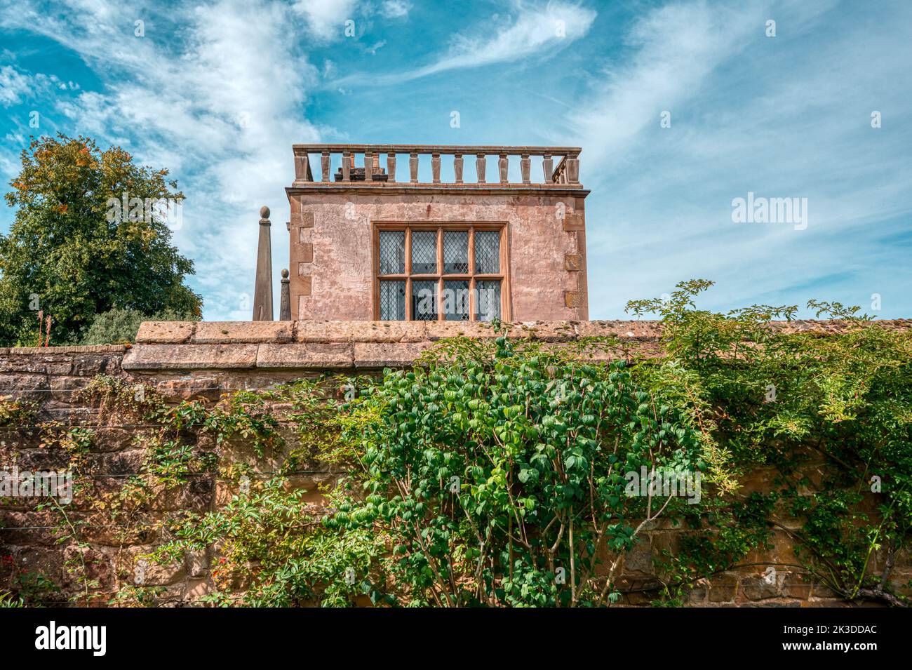 Old Hall dal giardino murato a Hardwick Hall, National Trust, Derbyshire, Regno Unito Foto Stock