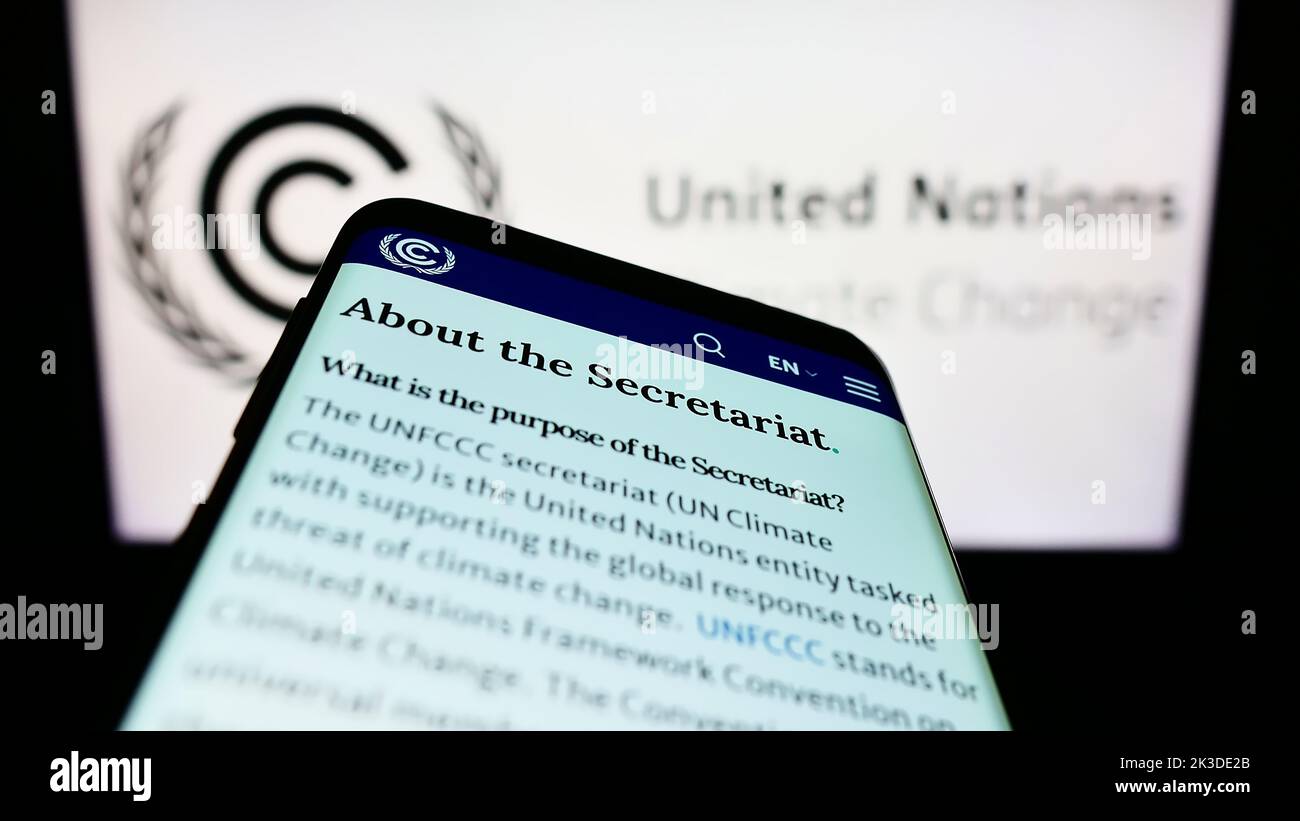 Telefono cellulare con pagina web del trattato ambientale delle Nazioni Unite UNFCCC sullo schermo di fronte al logo. Messa a fuoco in alto a sinistra del display del telefono. Foto Stock