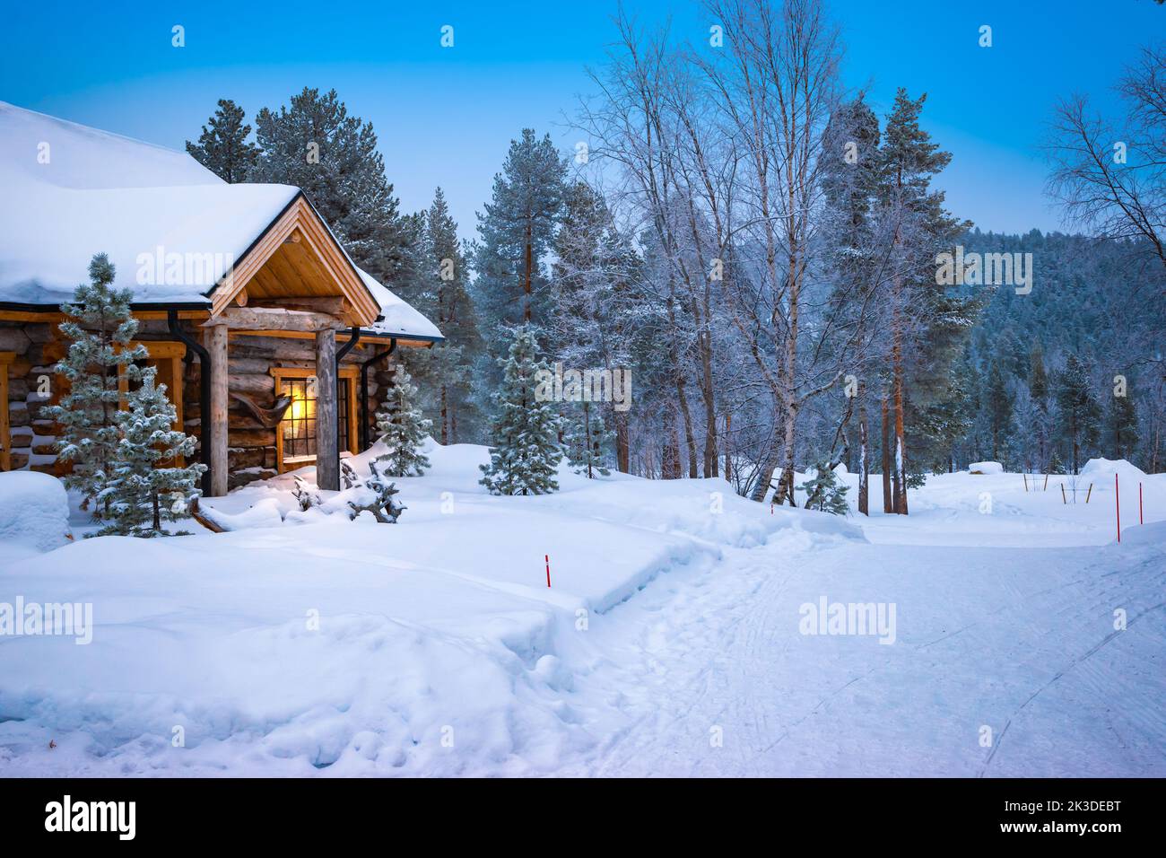 Cabina in legno nella neve. Lapponia, Finlandia, Scandinavia. Foto Stock