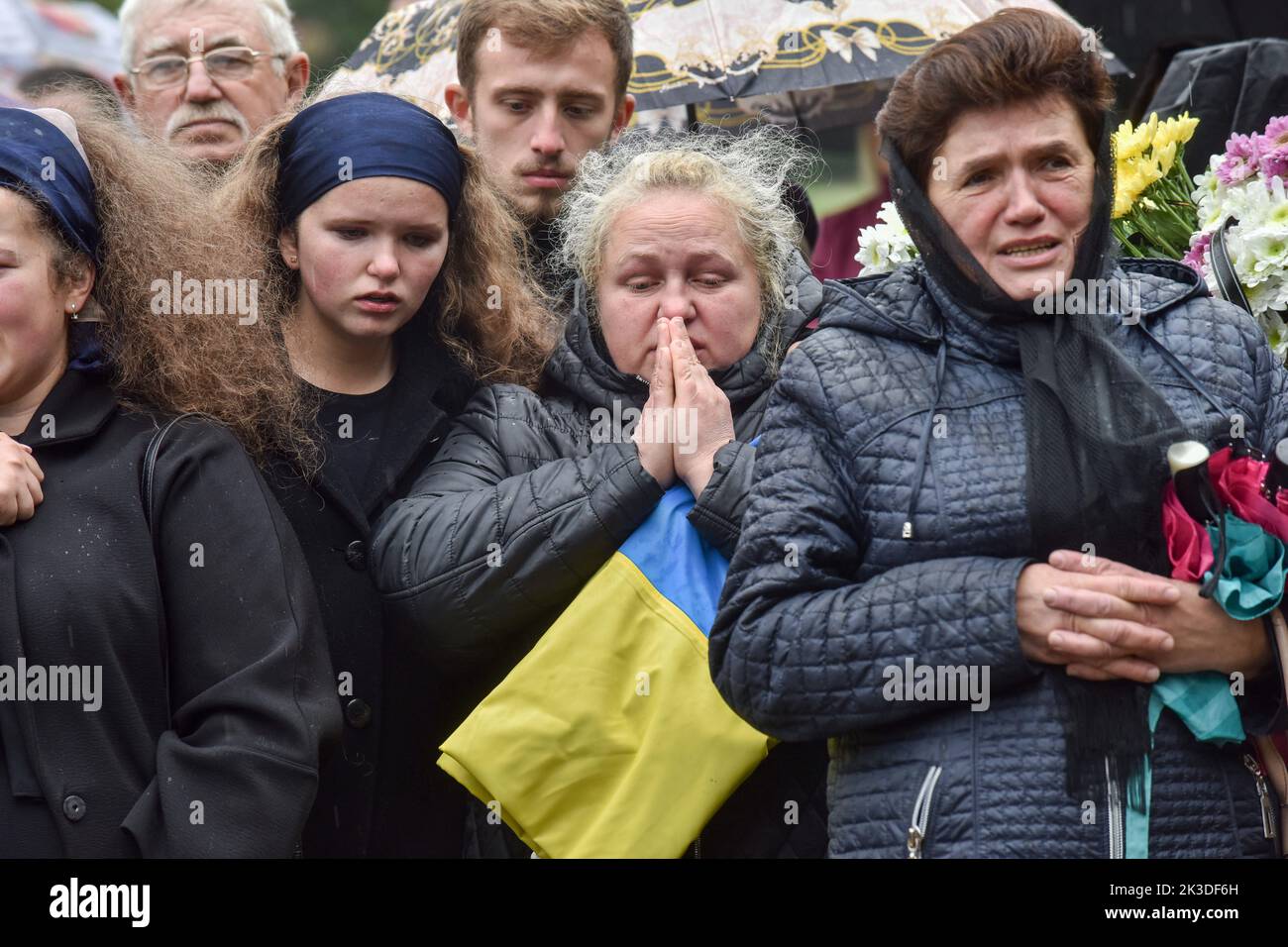 19 settembre 2022, Lviv, Ucraina: Parenti del grido morto durante i funerali dei soldati ucraini Ihor Kasyanov, Bohdan Senyshin e Maksym Shpennikan al cimitero di Lychakiv a Lviv. Tre soldati ucraini, Igor Kasyanov, Bohdan Senyshin e Maksym Shpennyk, furono sepolti a Lviv. Hanno difeso il loro paese dalle forze di occupazione russe, che hanno lanciato un attacco militare contro l'Ucraina il 24 febbraio. (Credit Image: © Pavlo Palamarchuk/SOPA Images via ZUMA Press Wire) Foto Stock