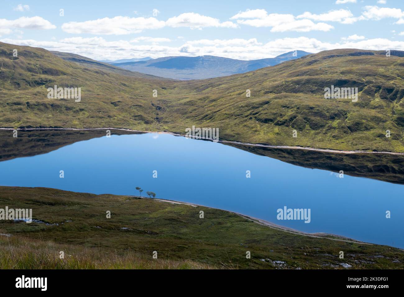 lago a munro Sgurr Eilde Mor negli altopiani della Scozia Foto Stock