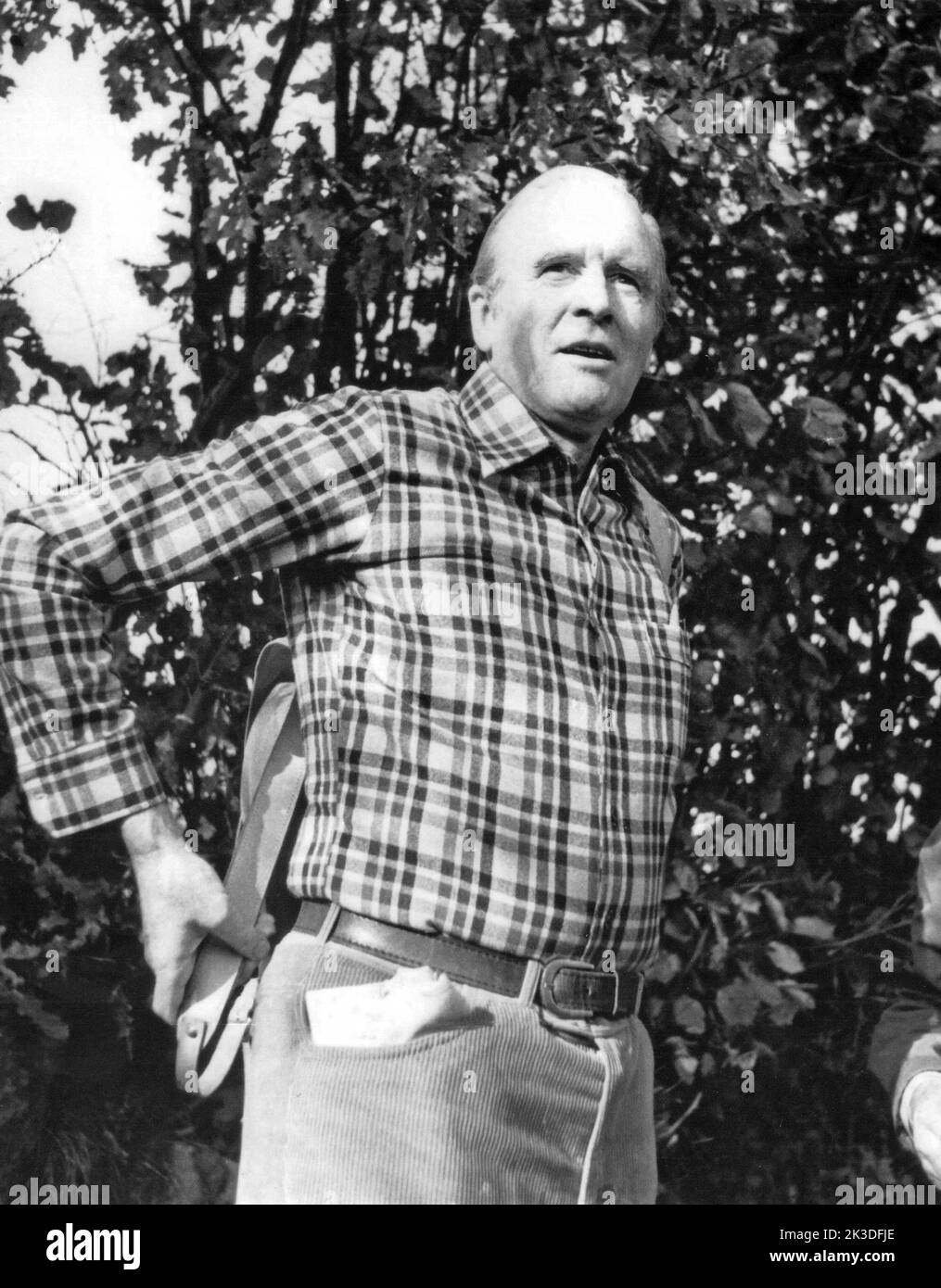 Karl Walter Claus Carstens, deutscher Politiker privat in seinem Garten, Ende 1980er Jahre - Fotobuch Band 1 von 2012: PROmi- Porträts fotografiert von Hartwig 'Valdi' Valdmanis Foto Stock