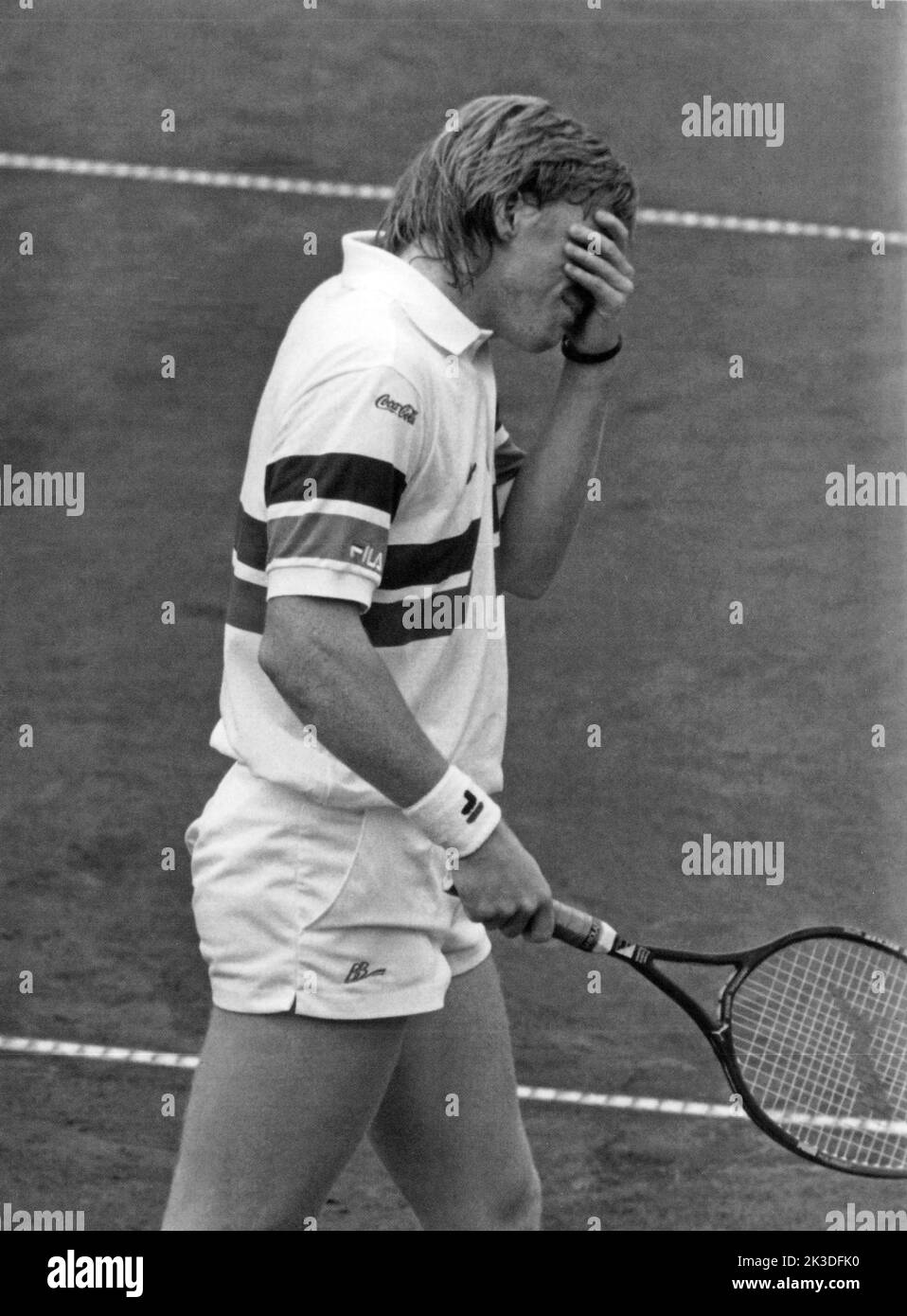 Tennisspieler Boris Becker ärgert sich in einem Spiel, Ende 1980er Jahre - Fotobuch Band 1 von 2012: PROmi- Porträts fotografiert von Hartwig 'Valdi' Valdmanis Foto Stock