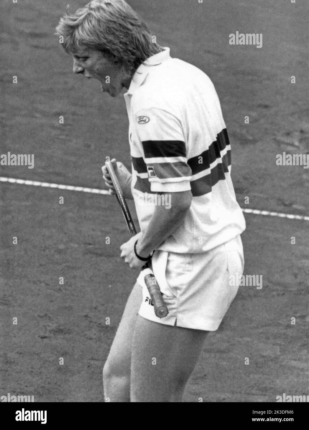 Tennisspieler Boris Becker ärgert sich in einem Spiel, Ende 1980er Jahre - Fotobuch Band 1 von 2012: PROmi- Porträts fotografiert von Hartwig 'Valdi' Valdmanis Foto Stock