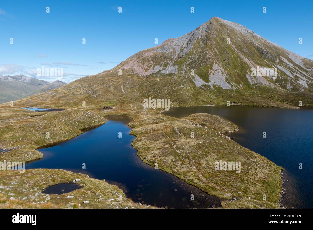 lago a munro Sgurr Eilde Mor negli altopiani della Scozia Foto Stock