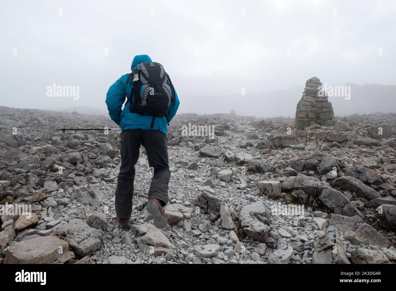 Escursionista in cima al nuvoloso ben Nevis in Scozia Foto Stock