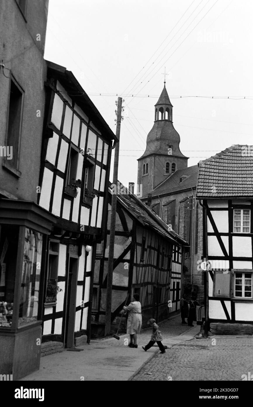 Blick auf den Kirchturm von Sankt Clemens in Heimbach in der Eifel am Rurstausee, 1952. Vista del campanile della Chiesa di San Clemente nella città di Heimbach a Rur Reservoir nella regione di Eifel, 1952. Foto Stock