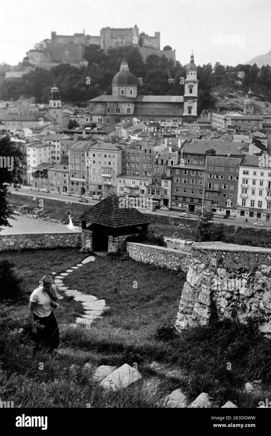 Blick auf den Festungsberg mit der Festung Hohensalzburg und die Altstadt von Salzburg, circa 1960. Vista di Festungsberg con la fortezza di Hohensalzburg arroccata in cima e la città vecchia di Salisburgo, intorno alle 1960. Foto Stock