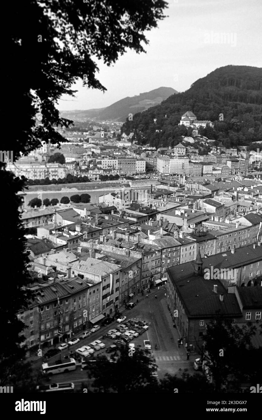 Blick vom Festungsberg über die Altstadt von Salzburg und den Kapuzinerberg mit Kapuzinerkloster, circa 1960. Vista sulla città vecchia di Salisburgo e sul Kapuzinerberg con il chiostro dei Capucines visto da Festungsberg, intorno al 1960. Foto Stock