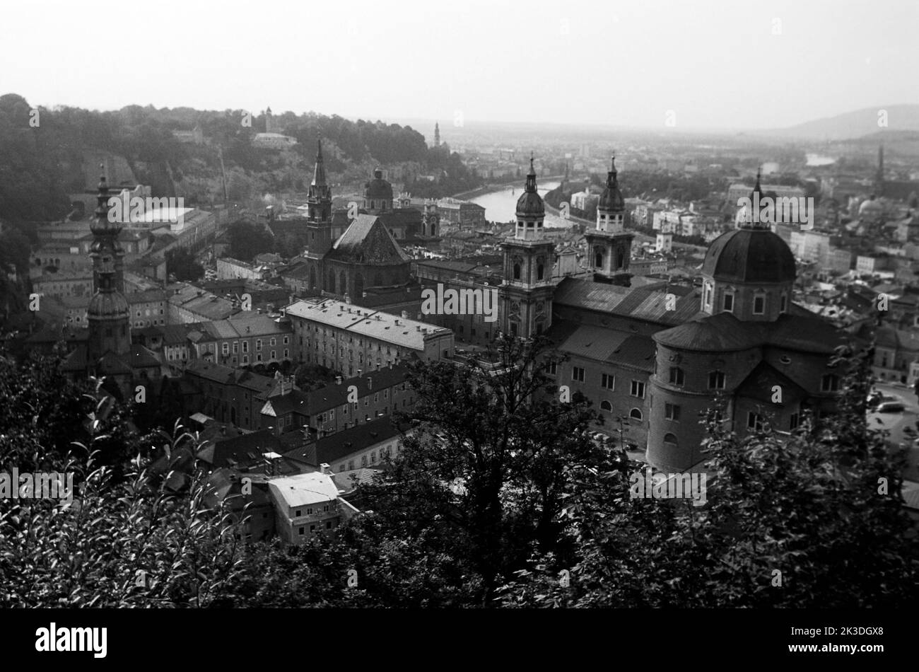 Blick vom Festungsberg über die Altstadt von Salzburg, circa 1960. Vista sulla città vecchia di Salisburgo come si vede da Festungsberg, intorno alle 1960. Foto Stock