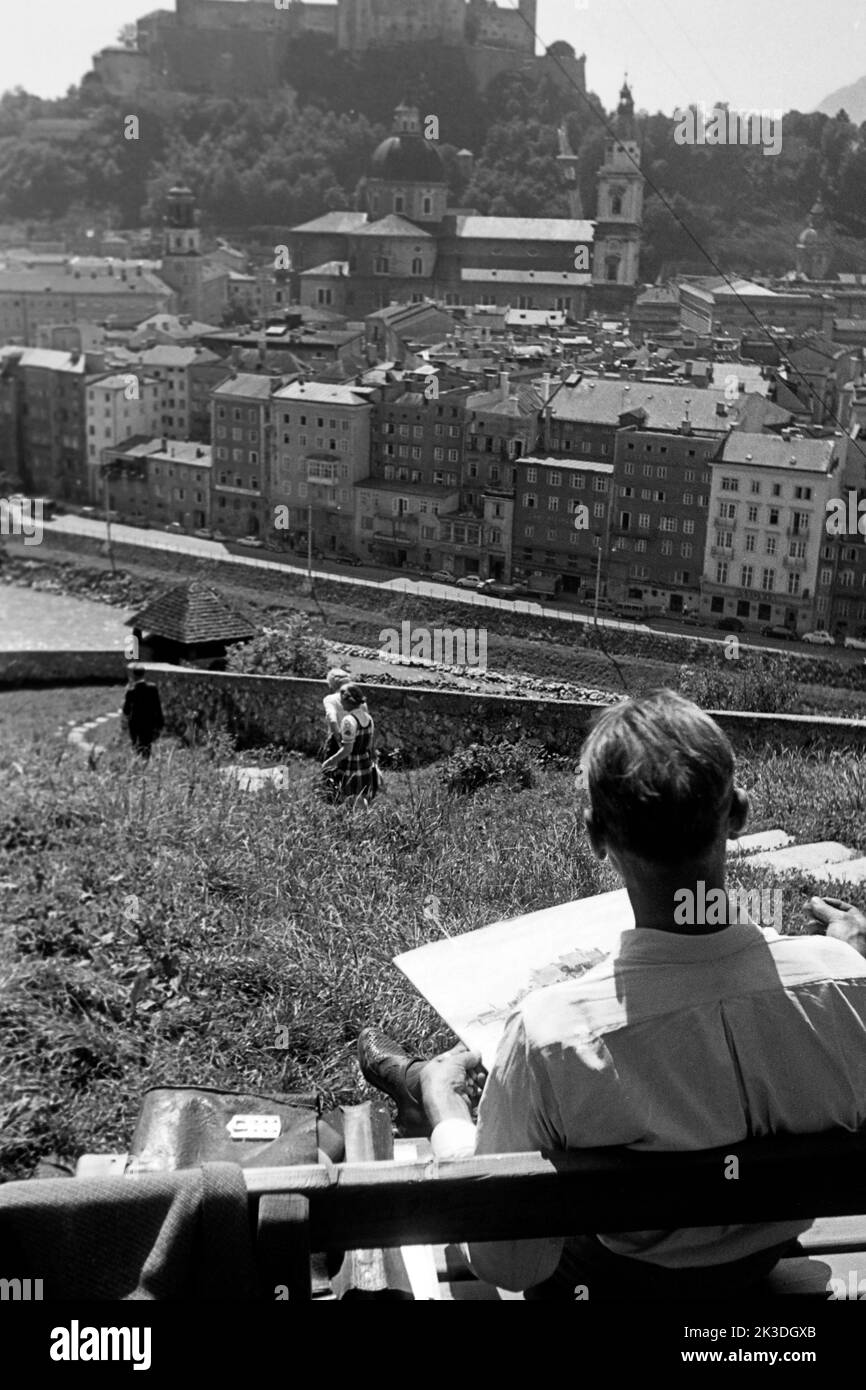 Zeichner beim Blick auf die Festung Hohensalzburg mit dem Salzburger Dom, dem Glockenspiel und der Altstadt im Vordergrund, circa 1960. Disegnatore che guarda alla Fortezza di Hohensalzburg con la Cattedrale di Salisburgo, il Glockenspiel e la Città Vecchia in primo piano, intorno al 1960. Foto Stock