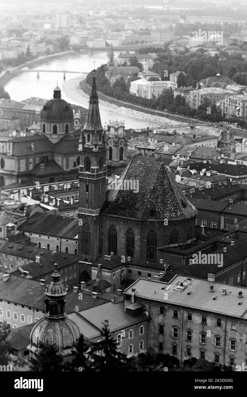 Blick vom Festungsberg über die Altstadt von Salzburg, circa 1960. Vista sulla città vecchia di Salisburgo come si vede da Festungsberg, intorno alle 1960. Foto Stock