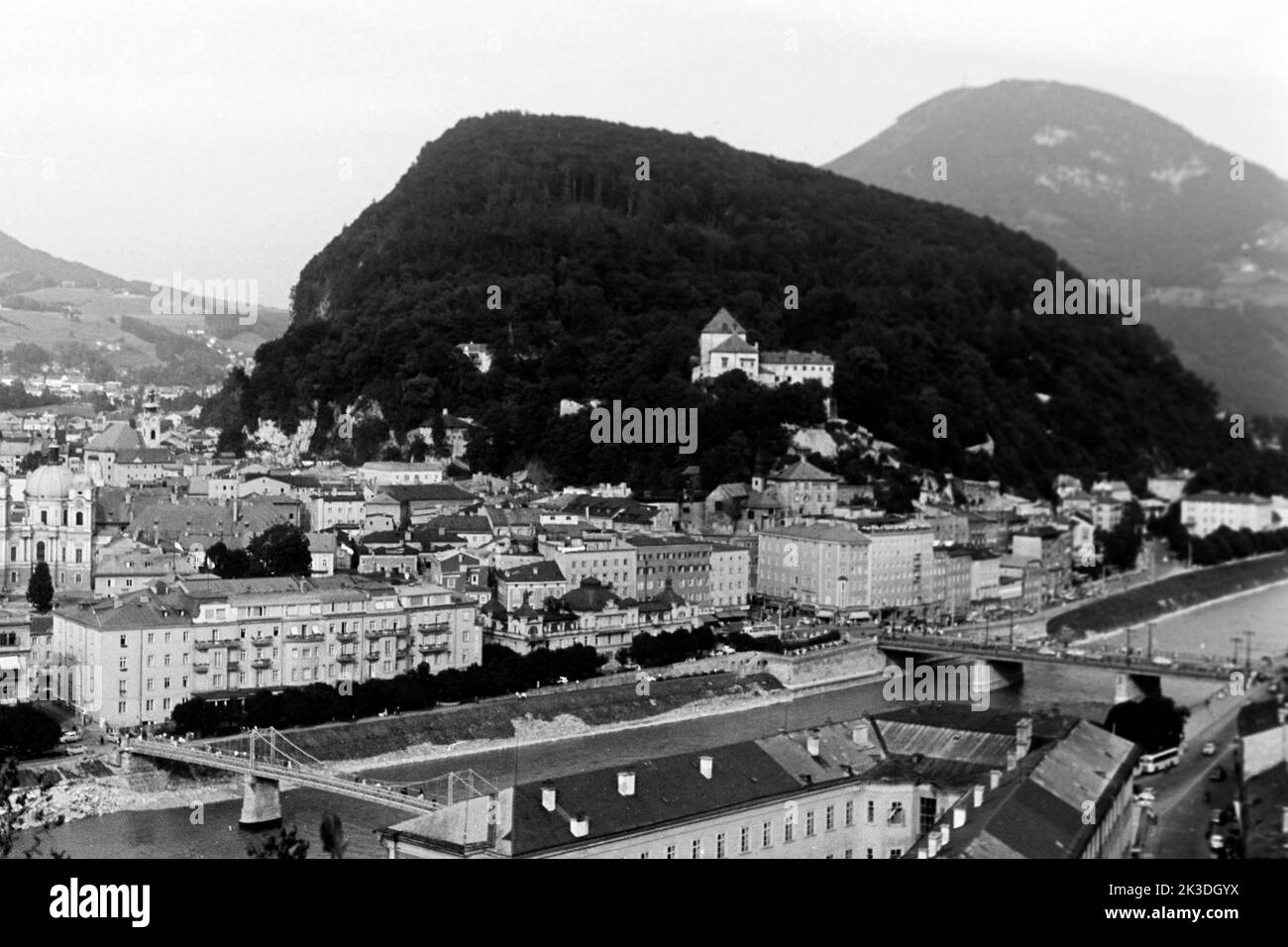 Blick vom Mönchsberg über die Altstadt von Salzburg und den Kapuzinerberg mit Kapuzinerkloster, circa 1960. Vista sulla città vecchia di Salisburgo e sul Kapuzinerberg con il chiostro dei Capucines visto da Mönchsberg, intorno al 1960. Foto Stock