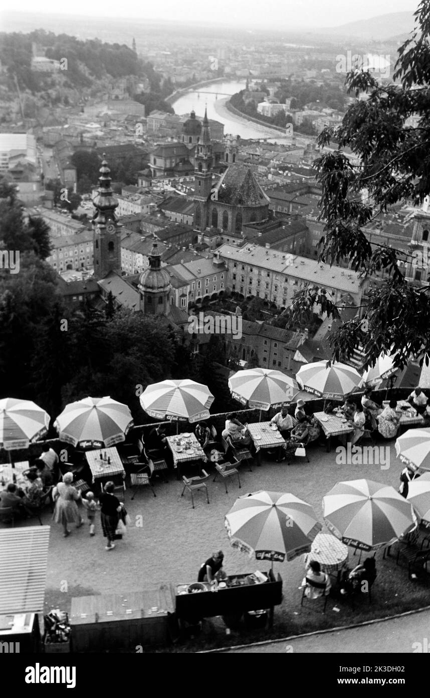 Blick vom Festungsberg über die Altstadt von Salzburg, circa 1960. Vista sulla città vecchia di Salisburgo come si vede da Festungsberg, intorno alle 1960. Foto Stock